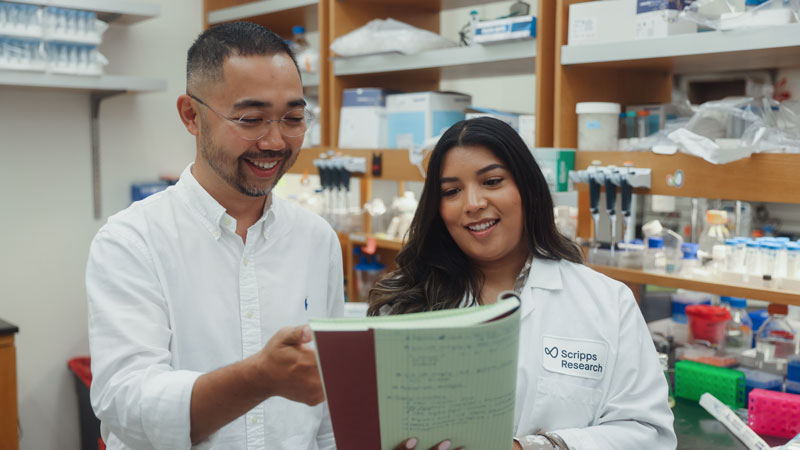 Assistant Professor Donghyun Raphael Park (left) and graduate student Valery A. Ortiz (right). Credit: Scripps Research