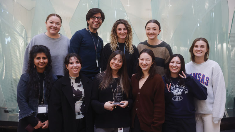 Alejandra Mendoza (center) and her lab at the Outstanding Mentor Award ceremony.